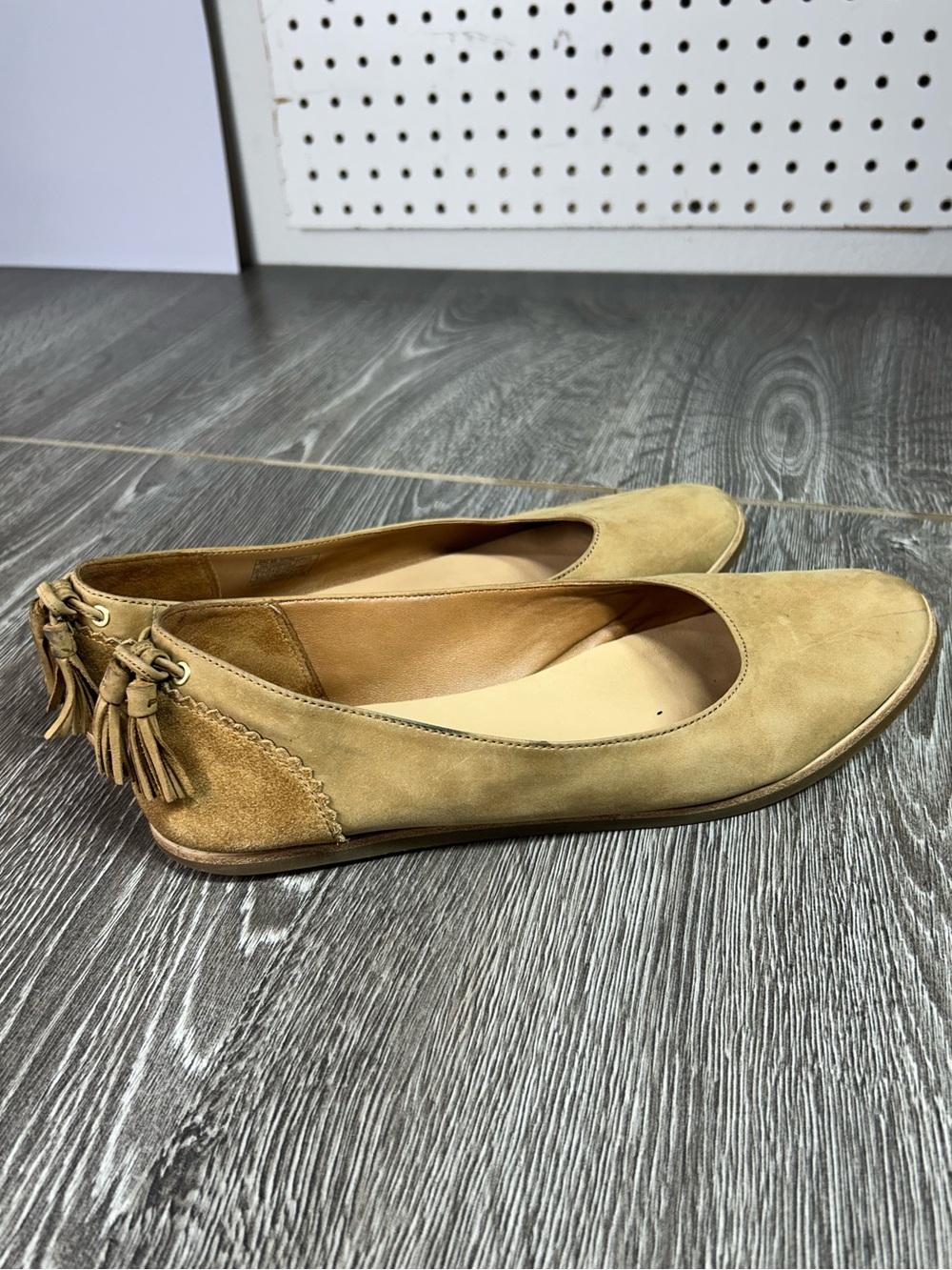 UGG Women's mesa tassel Tan Suede Ballet Flats with Tassel Heel Sz 9
